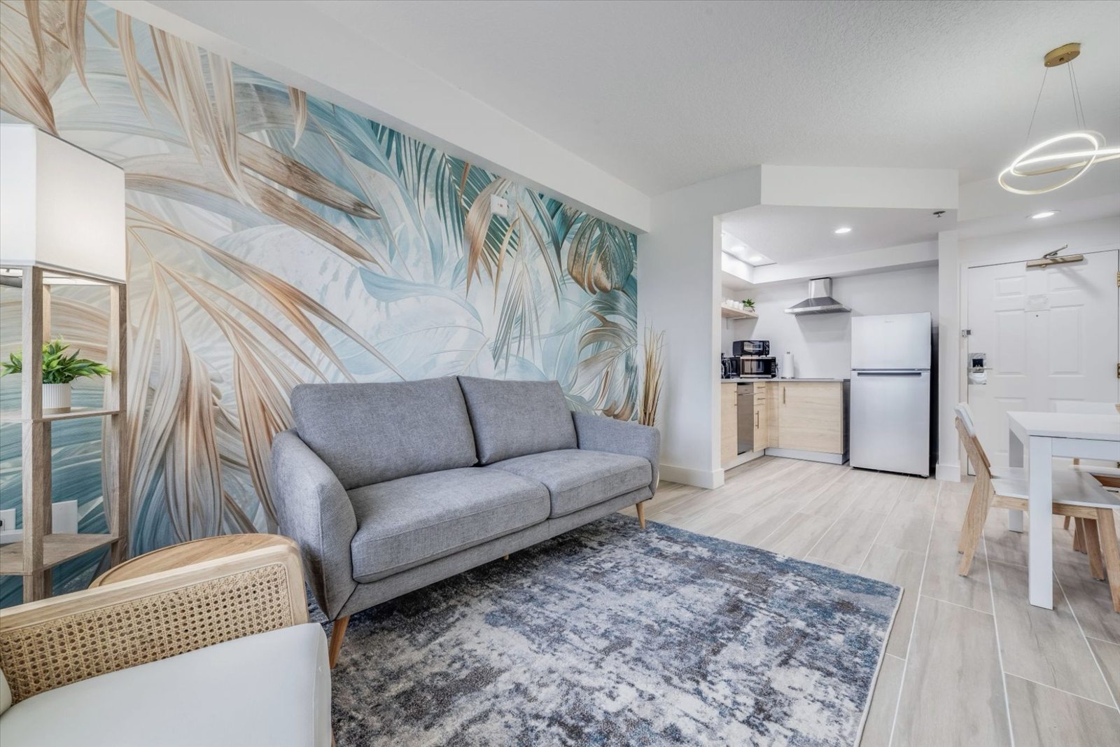 Ferienwohnung mit Blick auf Pool und Palmen